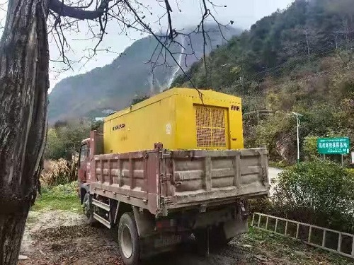 4人為盜竊4噸重的空壓機，居然動用裝載機、大貨車.....